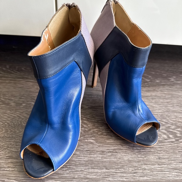 Shoes - Picture 2 of 4